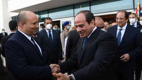 El primer ministro Naftali Bennett se reúne con el presidente egipcio Abdel Fattah Al-Sisi en Sharm el-Sheikh.