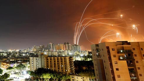 Haces de luz del sistema Cúpula de Hierro. 