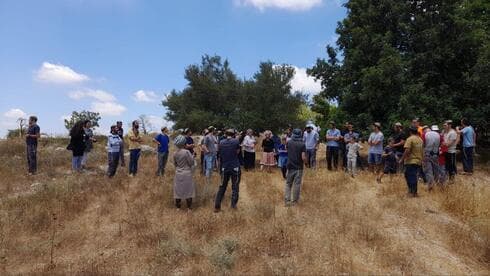 Israelíes de Cisjordania realizan una gira para señalar los lugares de la campaña de los puestos de avanzada ilegales. (Ynet) Israelíes de Cisjordania realizan una gira para señalar los lugares de la campaña de los puestos de avanzada ilegales.