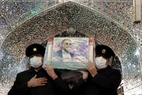 Sirvientes del santuario sagrado del Imam Reza llevan el ataúd del científico nuclear iraní Mohsen Fakhrizadeh, en Mashhad, Irán. (Reuters) Sirvientes del santuario sagrado del Imam Reza llevan el ataúd del científico nuclear iraní Mohsen Fakhrizadeh, en Mashhad, Irán.