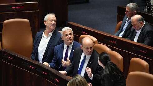 Benny Gantz, Yair Lapid, Naftali Bennett durante la votación para disolver la Knesset el miércoles. (Yoav Dudkevitch) Benny Gantz, Yair Lapid, Naftali Bennett durante la votación para disolver la Knesset el miércoles.