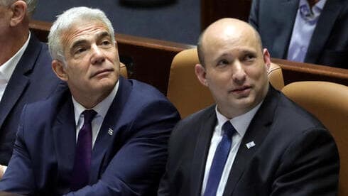 Los líderes de la coalición de gobierno, Yair Lapid y Naftalí Bennett. 