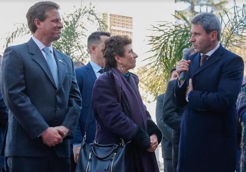 El gobernador Uñac habla y la embajadora Ronen lo escucha durante el acto celebrado en San Juan. (Gentileza Gobierno de San Juan) Watergen en San Juan