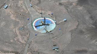 Cohete en la plataforma de lanzamiento en el Centro Espacial Jomeini. 