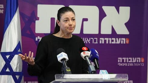Merav Michaeli, presidenta de Avodá, criticada por negarse a una alianza electoral con Meretz. (Amit Shabi) "Si no se aprueba la ley del metro, los miembros de la coalición tendrán que rendir cuentas", dijo Merav Michaeli.