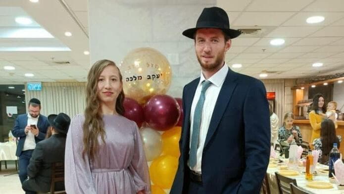 Burkeeva y Poluden en su fiesta de compromiso en Israel. 