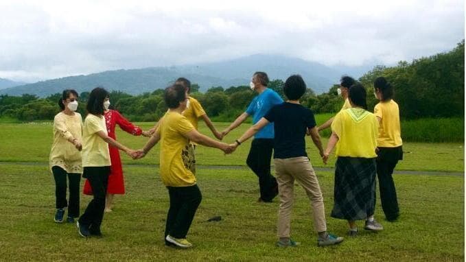 Bailarines taiwaneses en Yilan practican una danza circular ucraniana para una manifestación mundial de danza en apoyo al país europeo por la guerra. (JTA) Bailarines taiwaneses en Yilan practican una danza circular ucraniana para una manifestación mundial de danza en apoyo de Ucrania.