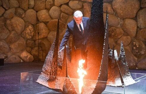 Yair Lapid visitó el museo Yad Vashem y generó especulaciones políticas. (Kobi Gideon) Lapid Yad Vashem
