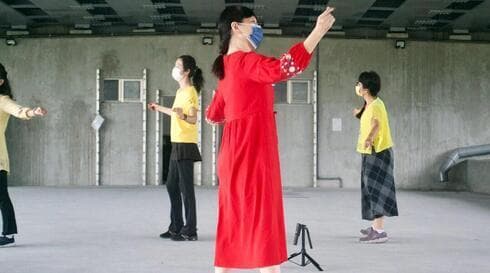 Una profesora de danza taiwanesa practica un baile folclórico al ritmo de una canción israelí. (JTA) Una profesora de danza taiwanesa practica un baile folclórico al ritmo de una canción israelí.