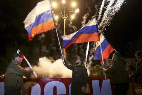 Prorrusos residentes de Donetsk celebran el reconocimiento por parte de Rusia en febrero. (AP) Prorrusos residentes de Donetsk celebran el reconocimiento por parte de Rusia en febrero.