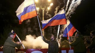 Prorrusos residentes de Donetsk celebran el reconocimiento por parte de Rusia en febrero. 
