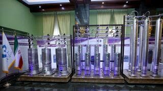 Centrífugas nucleares iraníes de nueva generación se exhiben durante el Día Nacional de la Energía Nuclear de Irán en Teherán, abril de 2021. 