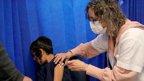 Un niño recibe una vacuna contra el COVID-19. 