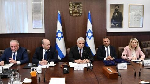Reunión semanal de gabinete encabezada por primera vez por el primer ministro Yair Lapid. (GPO) Reunión semanal de gabinete encabezada por primera vez por el primer ministro Yair Lapid.