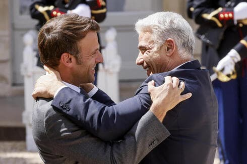 Estrecho abrazo entre Macron y Lapid en París. 