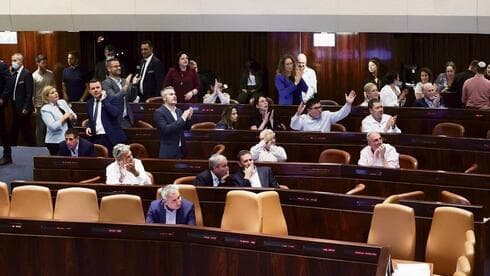 La Knesset, el parlamento de Israel, en el momento que vota su disolución. 