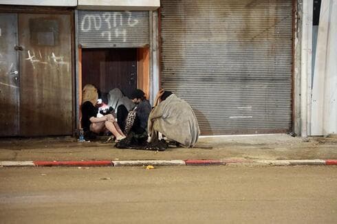 Niños de la calle se acurrucan en un refugio en la zona de la antigua Estación Central de Tel Aviv. (Dana Kopel) Niños de la calle se acurrucan en un refugio en la zona de la antigua Estación Central de Tel Aviv.