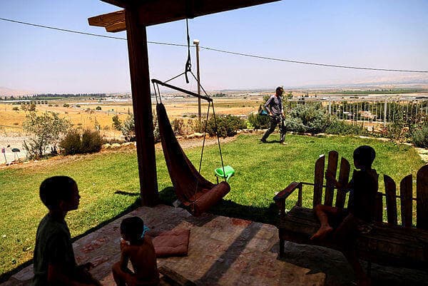 Shlomo Sarid trabaja en su jardín junto a sus hijos en el asentamiento israelí de Givaat Saleit en el Valle del Jordán. (Reuters) Shlomo Sarid trabaja en su jardín junto a sus hijos en el asentamiento israelí de Givaat Saleit en el Valle del Jordán.