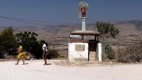 Niñas israelíes caminan junto a un puesto de vigilancia abandonado en el asentamiento israelí de Tomer en el Valle del Jordán. (Reuters) Niñas israelíes caminan junto a un puesto de vigilancia abandonado en el asentamiento israelí de Tomer en el Valle del Jordán.