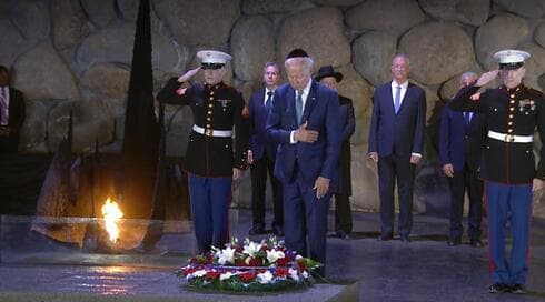 Joe Biden en el museo del Holocausto.