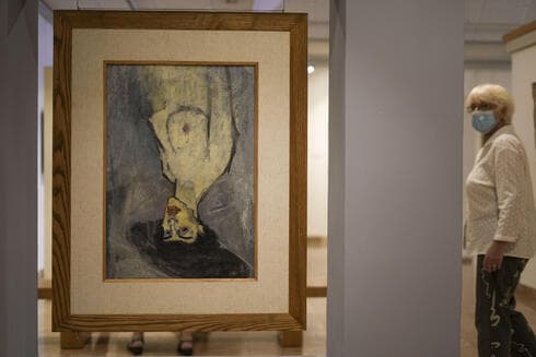 La obra 'Desnudo con sombrero' de Amadeo Modigliani, de 1908, está colgada al revés porque otro cuadro suyo, 'Maud Abrantes', en el reverso del mismo lienzo, está orientado correctamente, mientras se expone en el Museo Hecht de la Universidad de Haifa, en Haifa, Israel, el 28 de junio de 2022. (AP) La obra 'Desnudo con sombrero' de Amadeo Modigliani, de 1908, está colgada al revés porque otro cuadro suyo, 'Maud Abrantes', en el reverso del mismo lienzo, está orientado correctamente, mientras se expone en el Museo Hecht de la Universidad de Haifa, en Haifa, Israel, el 28 de junio de 2022.