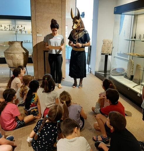 Los niños observan una exposición en el Museo Hecht.