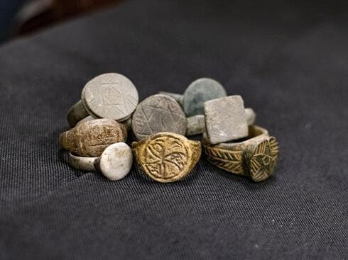 Anillos antiguos encontrados en la casa del sospechoso.