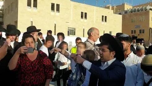 Hombres haredíes abordan a fieles no ortodoxos en el Muro de los Lamentos. 