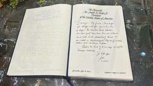Firma de Biden en el libro de visitas de la Casa del Presidente de Israel 