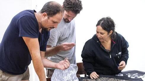 Inspectores de la Autoridad de Antigüedades de Israel examinan los hallazgos descubiertos en la casa del sospechoso.