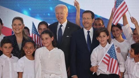 Biden y Herzog en una ceremonia en la Casa del Presidente. 
