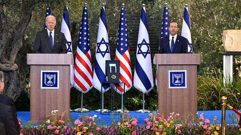 Joe Biden, presidente de EE.UU. e Isaac Herzog, presidente de Israel, en una ceremonia en la residencia oficial. (AFP) Joe Biden, presidente de EE.UU. e Isaac Herzog, presidente de Israel, en una ceremonia en la residencia oficial.