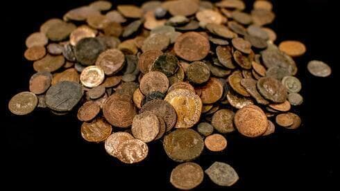 Un alijo de monedas antiguas robadas encontrado en la casa del sospechoso en Afula. (Yuli Schwartz) Un alijo de monedas antiguas robadas encontrado en la casa del sospechoso en Afula.