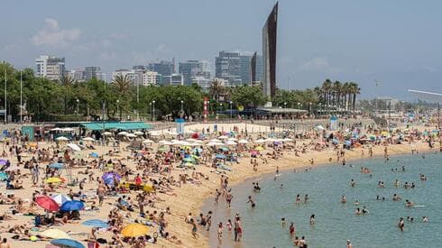 El verano europeo atrae a miles de turistas de todo el mundo a las playas de Barcelona, España. (Google) El verano atrae a miles de turistas de todo el mundo a las playas de Barcelona, España.