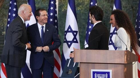 Biden y Herzog, junto a los cantantes israelíes Danker y Dayan. 