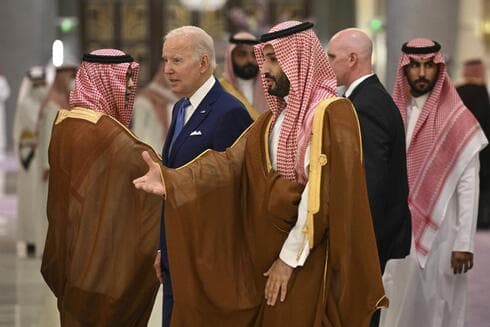 El presidente de los Estados Unidos, Joe Biden, y el príncipe heredero saudí Mohammed bin Salman, llegan para posar para la foto durante la reunión "GCC + 3" (Consejo de Cooperación del Golfo) en un hotel en la ciudad costera de Jeddah, en el Mar Rojo. (AP) El presidente de los Estados Unidos, Joe Biden, y el príncipe heredero saudí Mohammed bin Salman, llegan para posar para la foto durante la reunión "GCC + 3" (Consejo de Cooperación del Golfo) en un hotel en la ciudad costera de Jeddah, en el Mar Rojo.