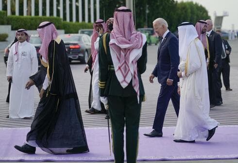 El presidente Joe Biden llega al Aeropuerto Internacional Rey Abdulaziz, en Jeddah, Arabia Saudita. (AP) El presidente Joe Biden llega al Aeropuerto Internacional Rey Abdulaziz, en Jeddah, Arabia Saudita