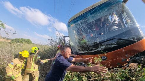 Autobus volcado junto a la carretera cerca de Jerusalem. 