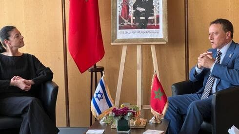 La ministra de Transporte, Meirav Michaeli, y su homólogo, Mohammed Abdeljalil. 