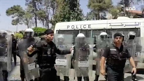 La policía de la Autoridad Palestina disuelve una protesta después de que un detenido muriera en la cárcel. La policía de la Autoridad Palestina disuelve una protesta después de que un detenido muriera en la cárcel.