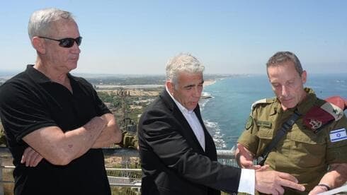 Benny Gantz y Yair Lapid de gira por la frontera norte el martes. 