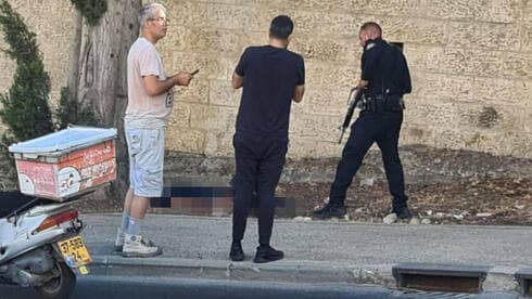 El terrorista neutralizado y custodiado por fuerzas de seguridad. 