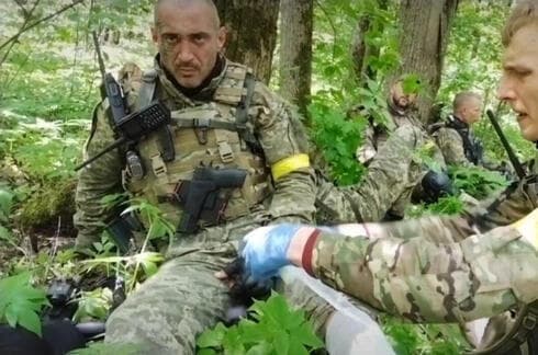 Desyatnik, a la izquierda, y sus compañeros de armas.