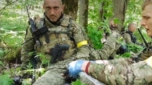 Desyatnik, a la izquierda, y sus compañeros de armas.