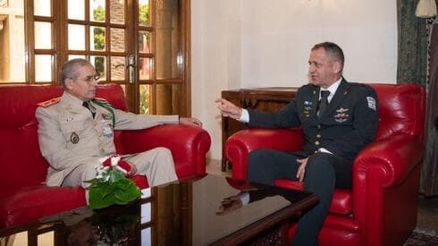 Inspector general de las Fuerzas Armadas Reales Belkhir El Farouk y comandante en jefe de las FDI, Aviv Kochavi. 