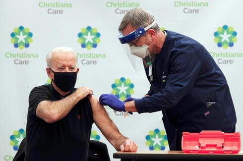 Biden recibe la vacuna contra el COVID-19. 