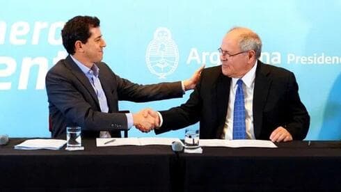El ministro del Interior argentino, Wado de Pedro, con el director del museo Yad Vashem, Dani Daya, durante la firma del acuerdo. (Gentileza) El ministro del Interior argentino, Wado de Pedro, con el director del museo Yad Vashem, Dani Daya, durante la firma del acuerdo.