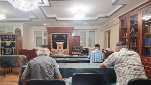 Unos hombres rezan en una sinagoga de Vinnytsia, Ucrania, el 24 de junio de 2022. (JTA) Unos hombres rezan en una sinagoga de Vinnytsia, Ucrania, el 24 de junio de 2022.