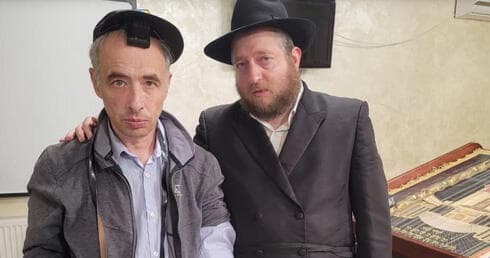 El rabino Shaul Horowitz, a la derecha, se reúne con un refugiado judío que asiste al servicio en la sinagoga de Vinnytsia, Ucrania, en junio de 2022. (JTA) El rabino Shaul Horowitz, a la derecha, se reúne con un refugiado judío que asiste al servicio en la sinagoga de Vinnytsia, Ucrania, en junio de 2022.