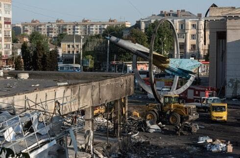 Un edificio de oficinas muy dañado y el monumento al avión militar en Vinnytsia, Ucrania, después del bombardeo ruso, en julio de 2022. (Getty Images) Un edificio de oficinas muy dañado y el monumento al avión militar en Vinnytsia, Ucrania, después del bombardeo ruso, en julio de 2022.